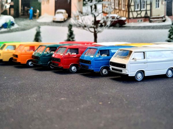 Mini-Bulli Mania im Modellautoland - Farben der 80er